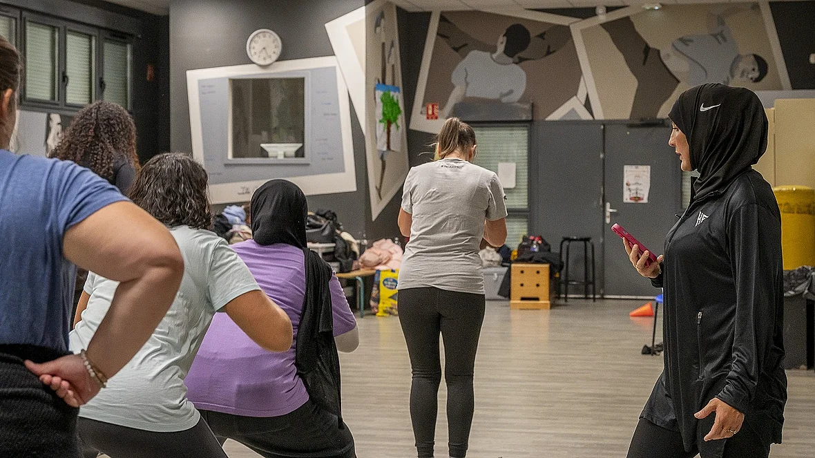Des femmes suivent un parcours de renforcement musculaire à l'occasion des cours de boxe dispensés par le club Pugilistik