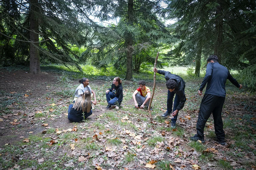 Une photo de jeunes adolescents dans une zone calme du parc de Parilly