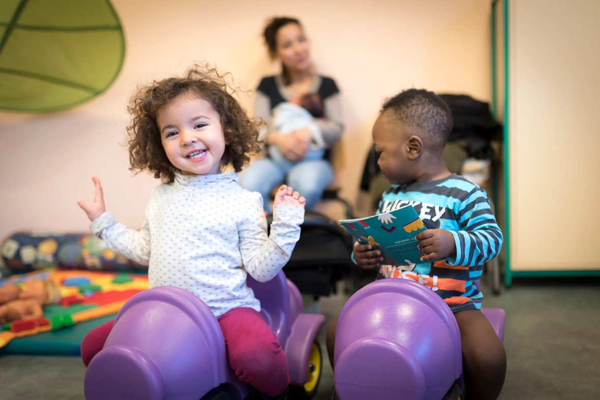 Un groupe d'enfants jouant dans une salle de jeux