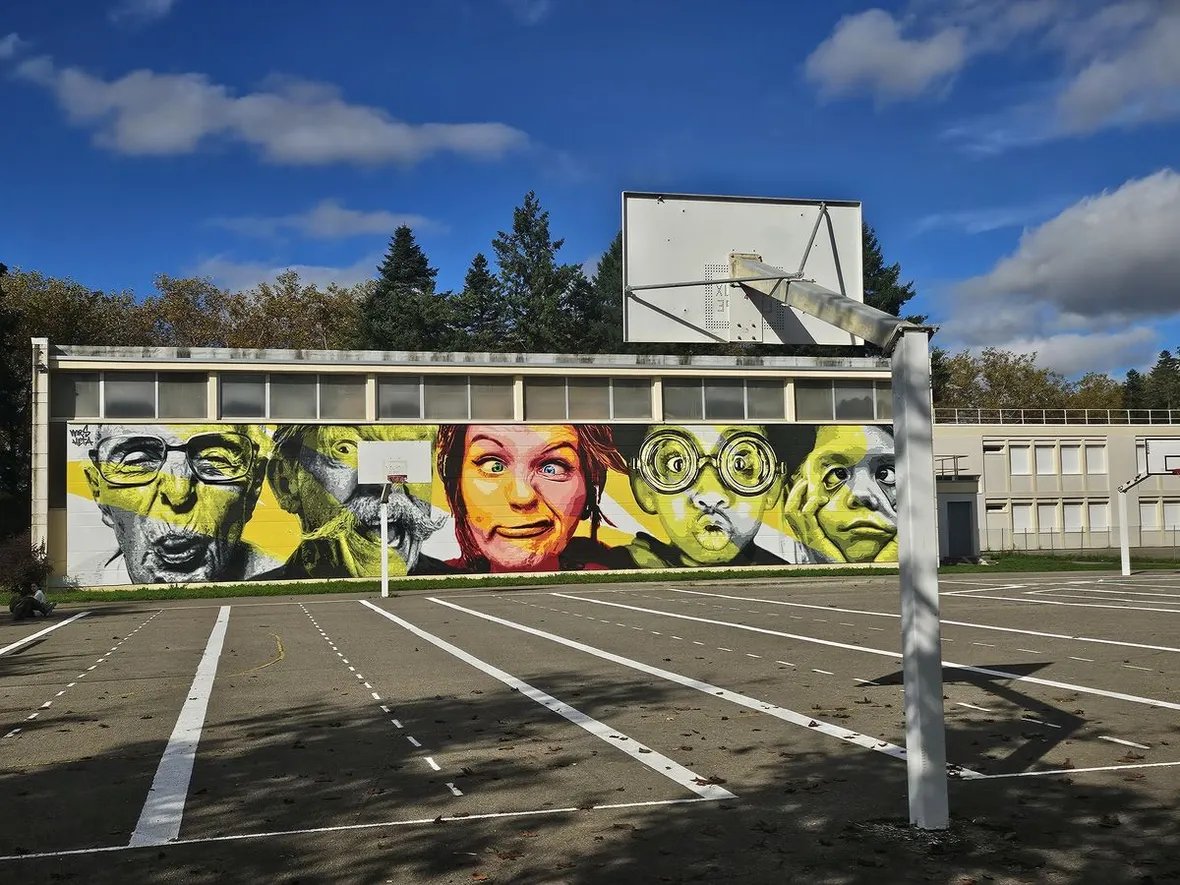 Depuis 2023, cette fresque de Monsieur S et HetaOne sur le thème des grimaces orne le gymnase des Allagniers. 