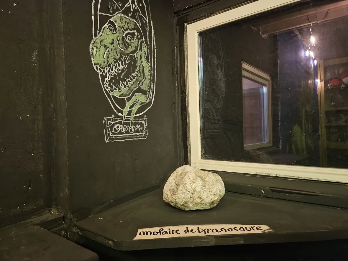 Dans son cabinet des curiosités, Popay propose une accumulation d'objets improbables. 