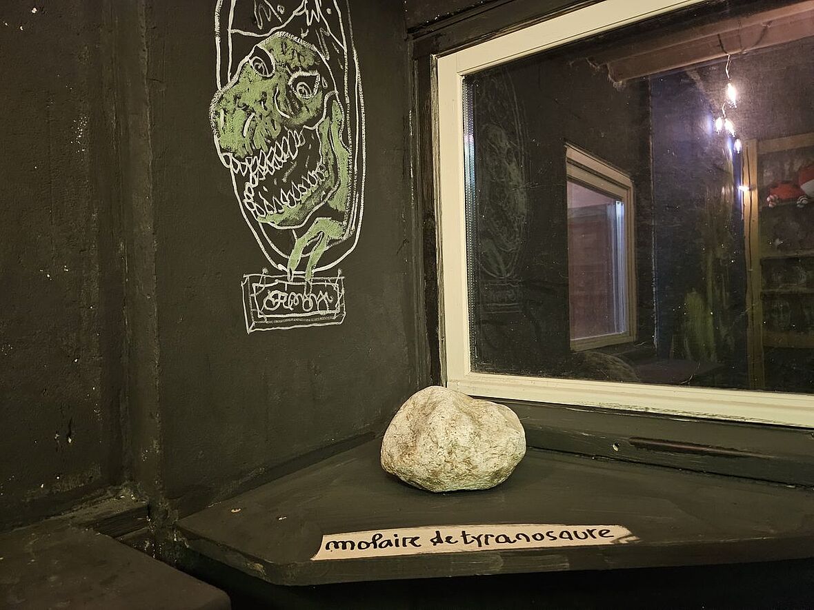 Dans son cabinet des curiosités, Popay propose une accumulation d'objets improbables. 
