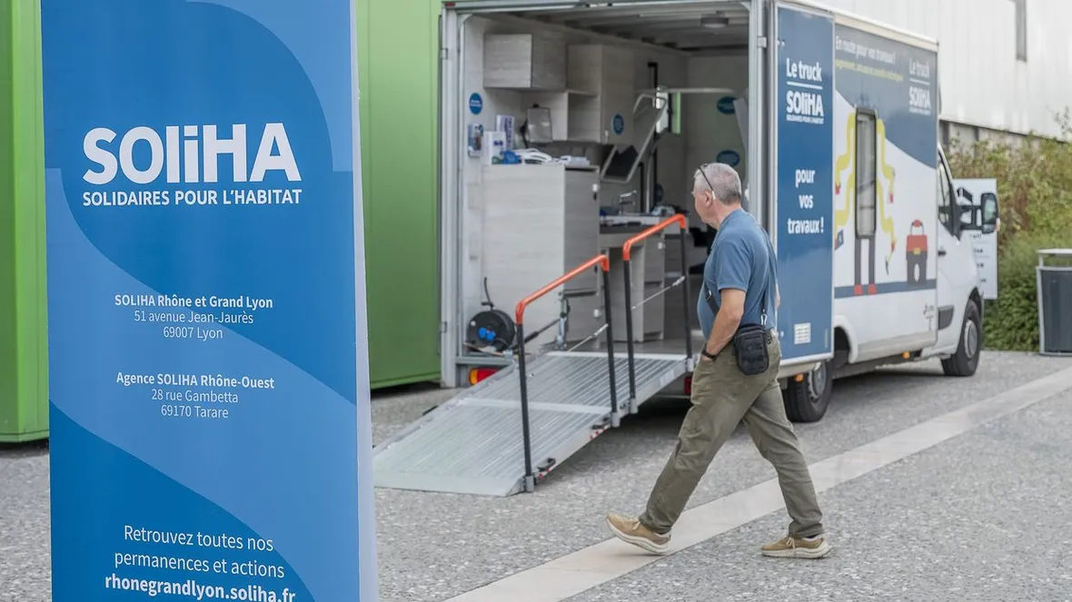 Le camion aménagé de Soliha est garé à Vénissieux pour une permanence d'informations