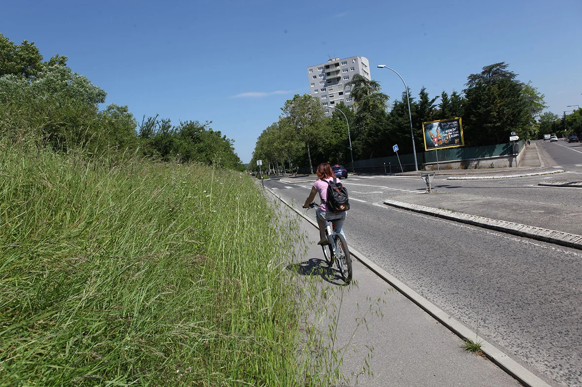 Un cycliste se déplace dans le quartier Saint-Jean à Villeurbanne.