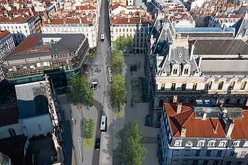 Prise de vue aerienne à l'aide d'un drone de la rive droite du Rhône à Lyon (69002). Pont Lafayette. Place des Cordeliers. Quai Jules Courmont.
