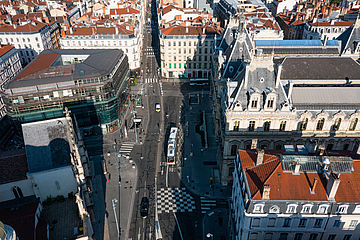 Prise de vue aerienne à l'aide d'un drone de la rive droite du Rhône à Lyon (69002). Pont Lafayette. Place des Cordeliers. Quai Jules Courmont.