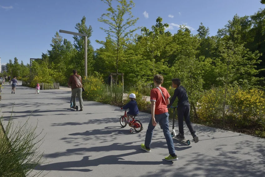 La promenade en famille sous le soleil