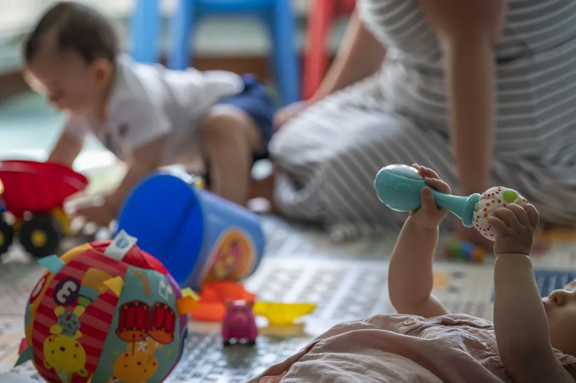 Des bébés qui jouent lors d'un atelier