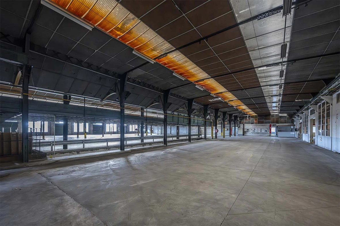 photo d'une grande halle vide