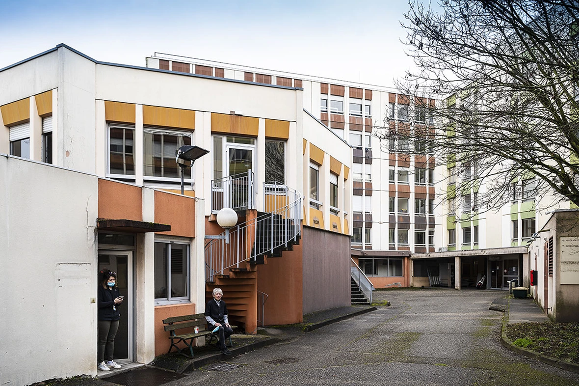 photo de petits immeubles aux Grandes Voisines, plus grand tiers-lieu social et solidaire de France.