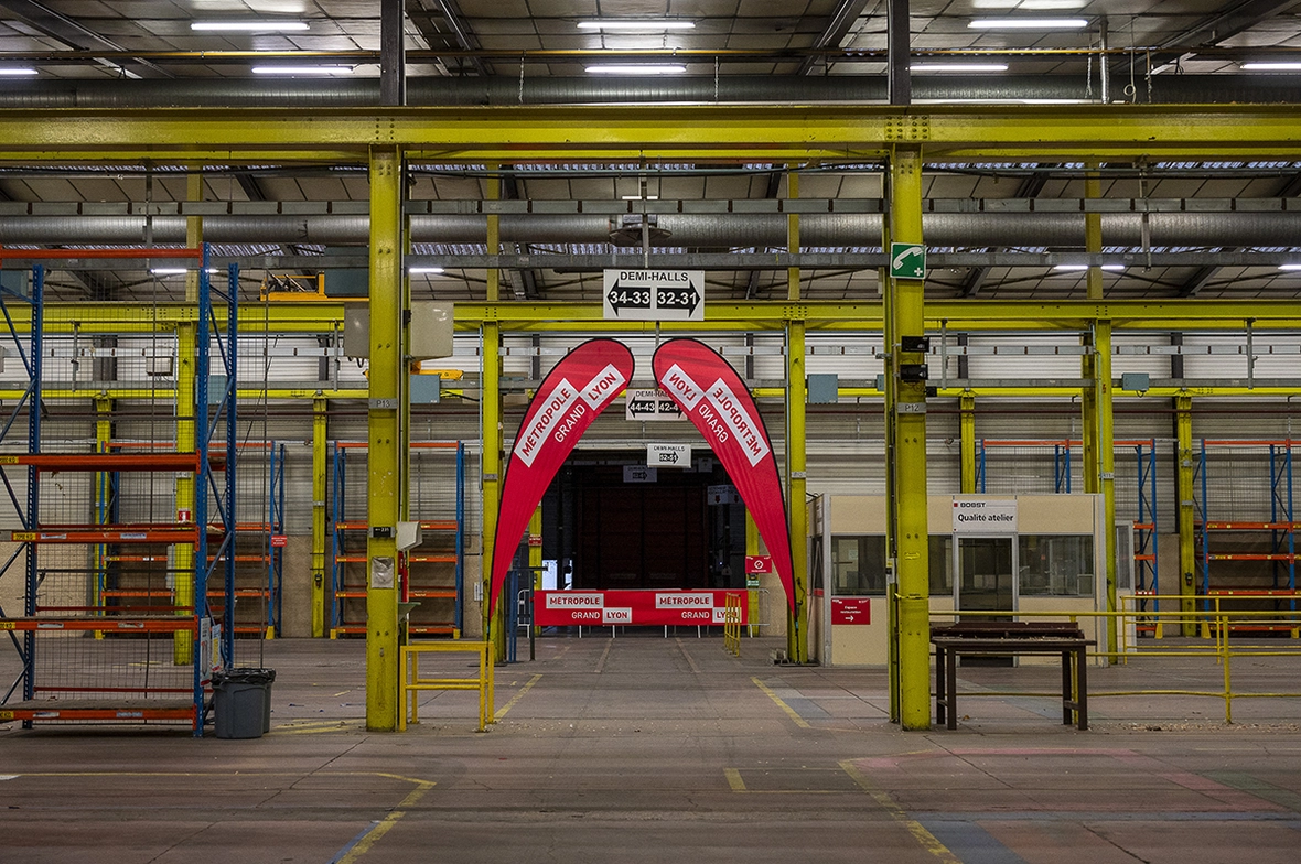 Vue générale d'un hangar de l'étape 22d, avec signalétique Métropole de Lyon