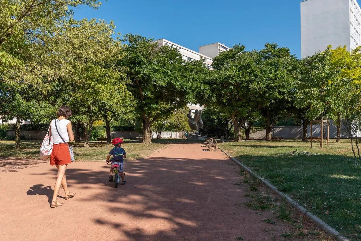 Une mère avec son enfant dans le square Lebossé