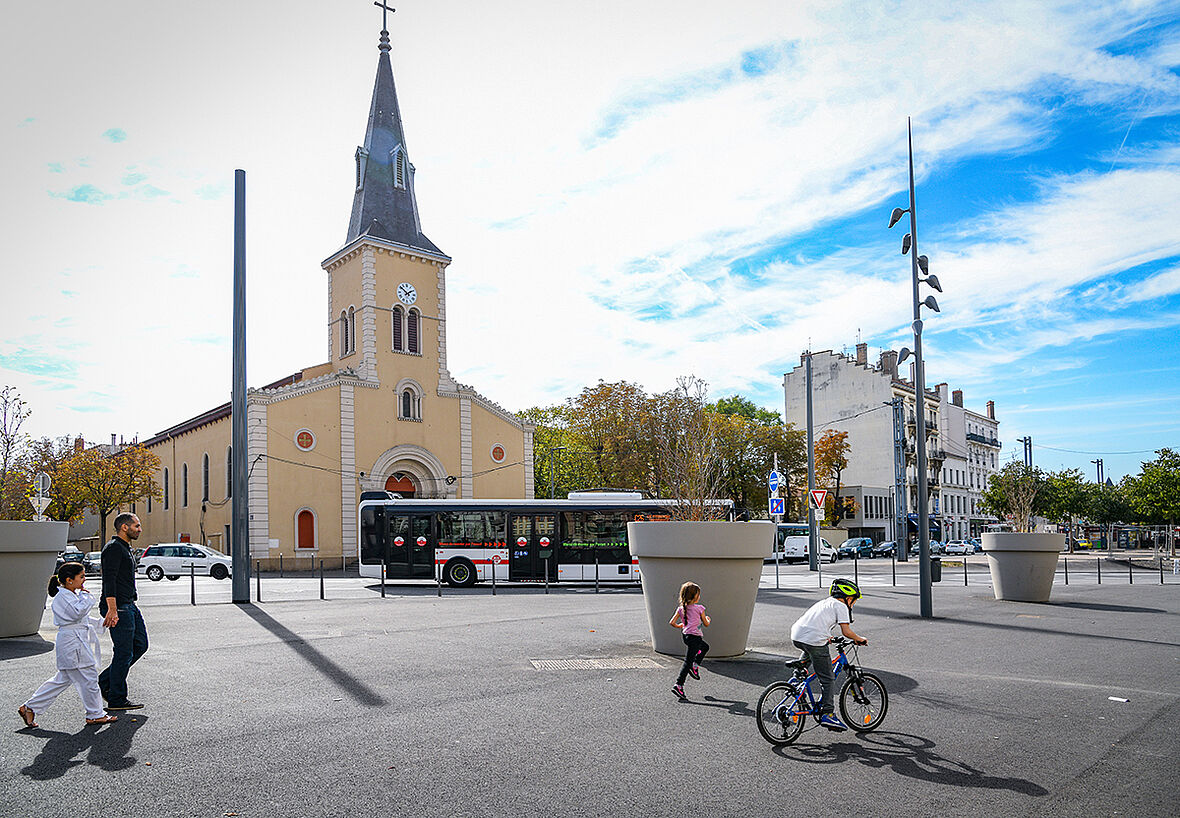 la place Grandclément avec une église en fond