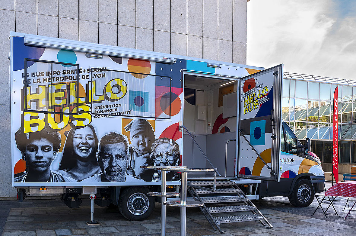 HelloBus, le bus info santé et social de la Métropole de Lyon