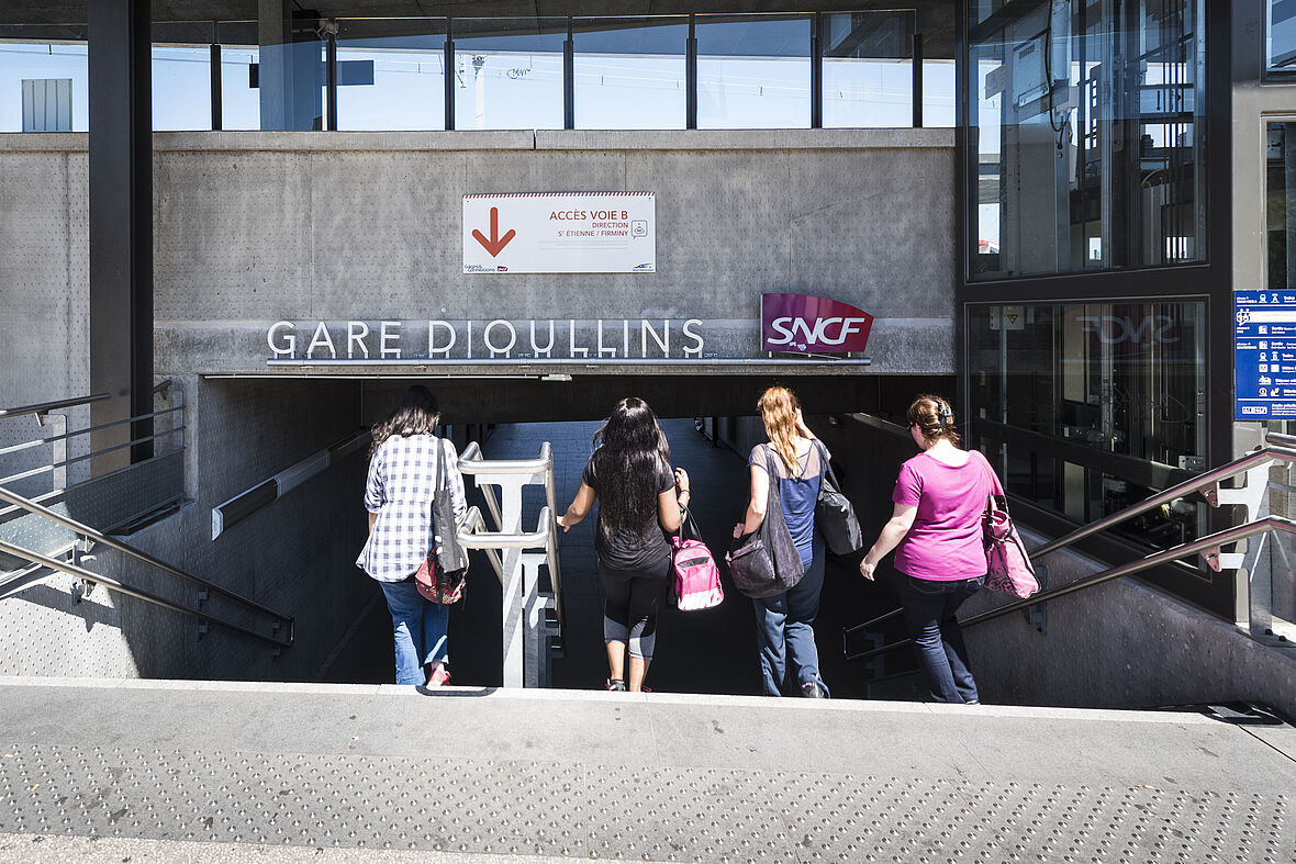 Une photo de l'entrée de la gare d'Oullins