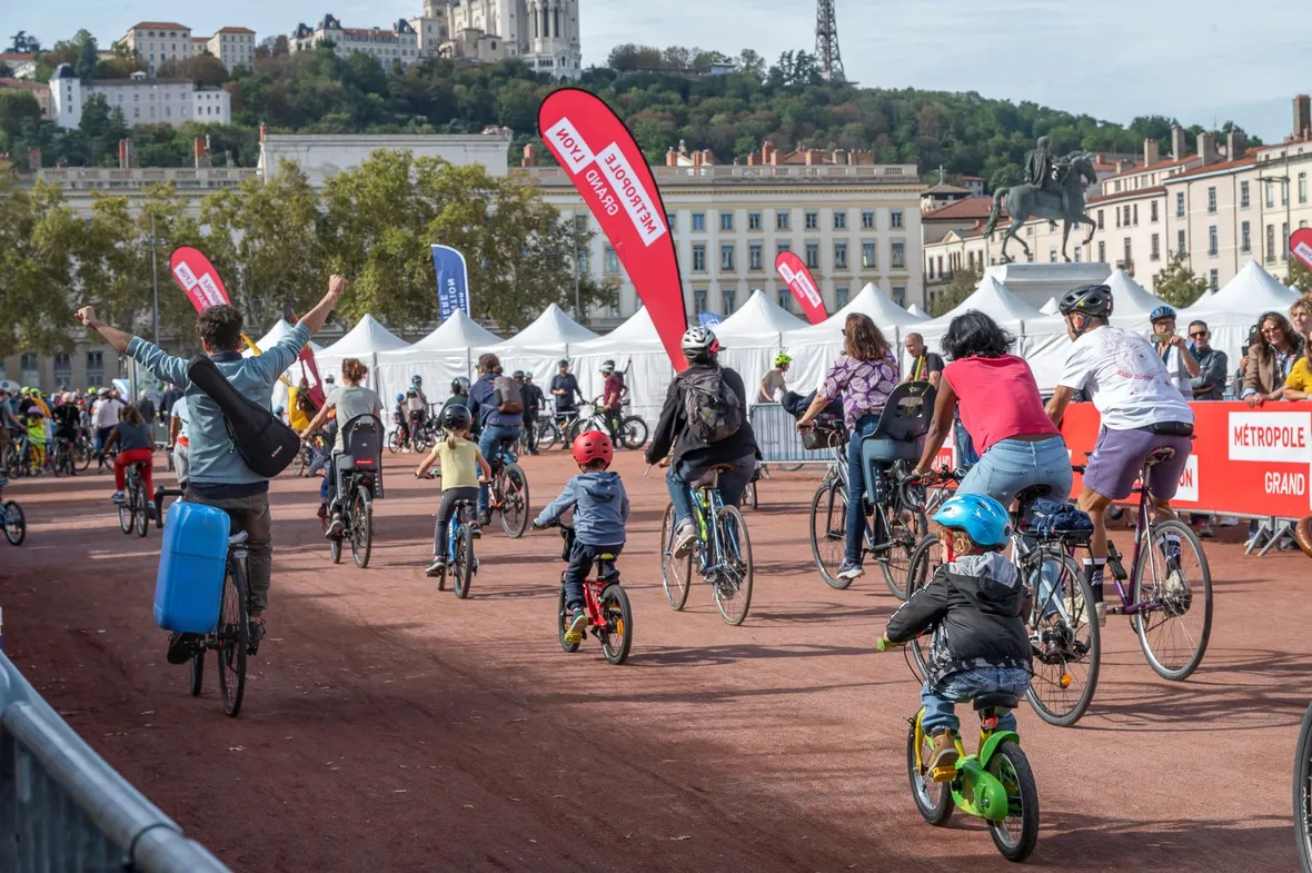 Les vélos de la parade arrivant sur la place Bellecour