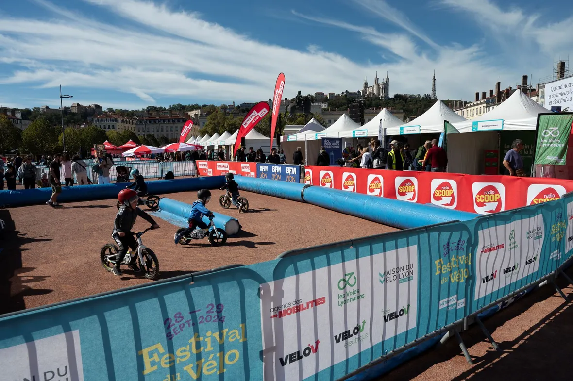 Des enfants essayant des vélos