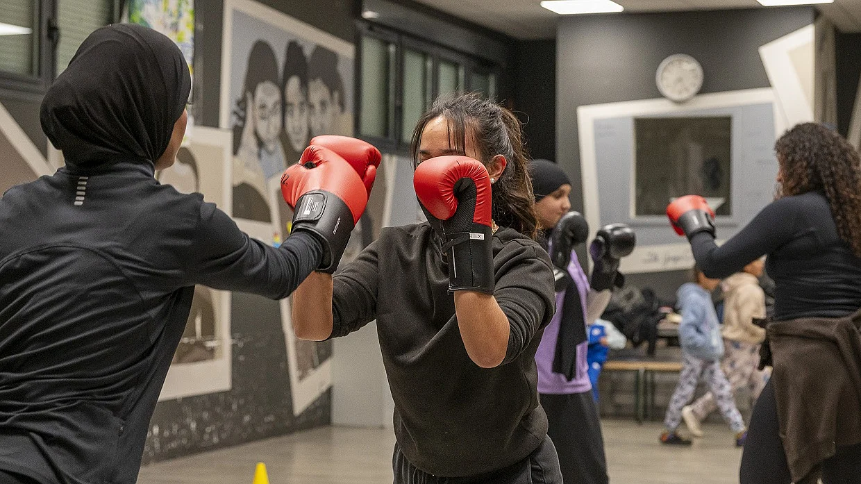 Dans le club de boxe Pugilistik’ deux femmes s'entraînent à boxer