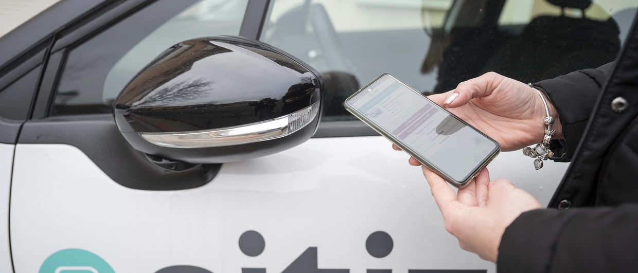 Une image qui montrer un smartphone avec détail de l'application Citiz 