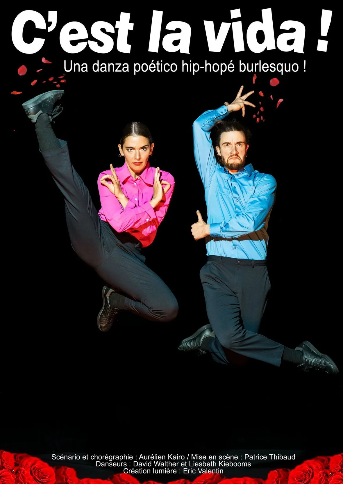 Une photo de deux personnes lors du spectacle c'est la vida de la compagnie De Fakto