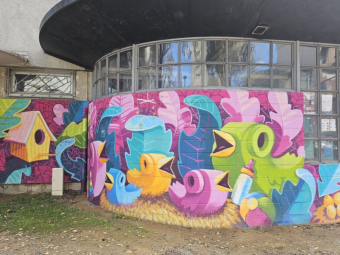 En 2023, une fresque participative par Abys2Fly a été peinte avec l’aide des assistantes maternelles du relais de la Cabriole.