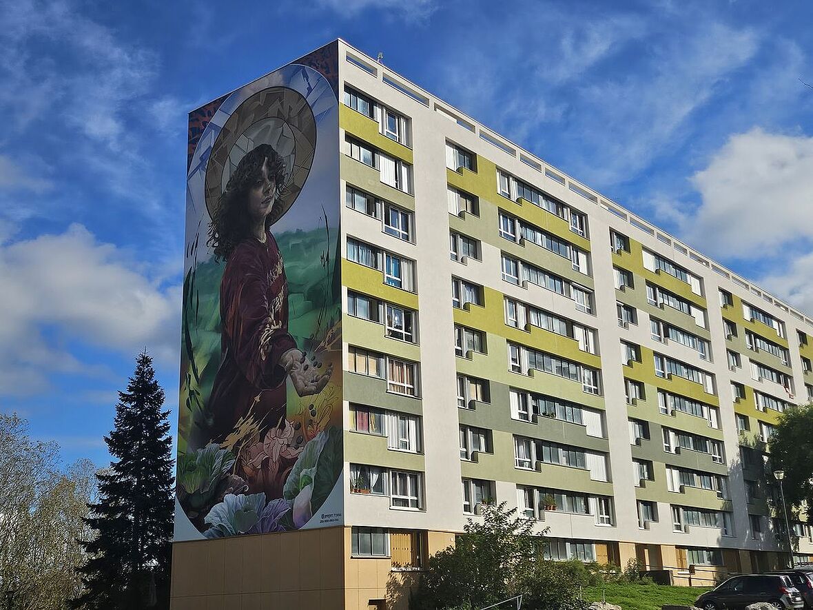 La Semeuse de Tyxna est une fresque monumentale réalisée à l'occasion du Street Art Rillieux de 2022. 