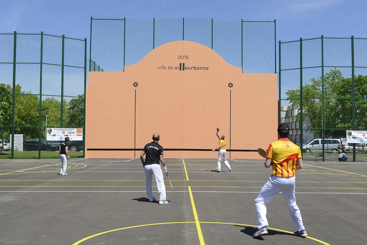Des joueurs de pelote basque jouent sur le fronton du quartier Saint-Jean.