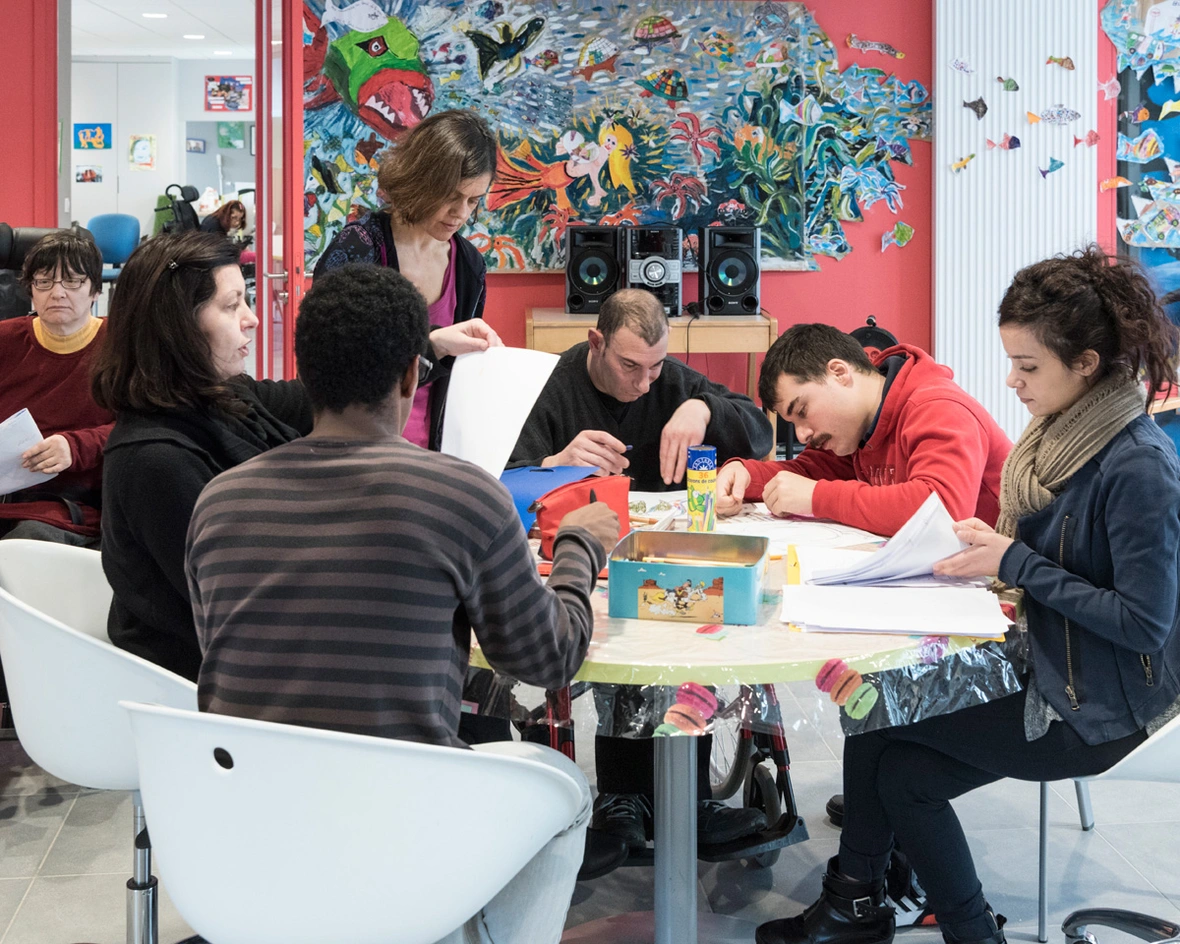 Un atelier d'animation avec un groupe de personne en situation de handicap