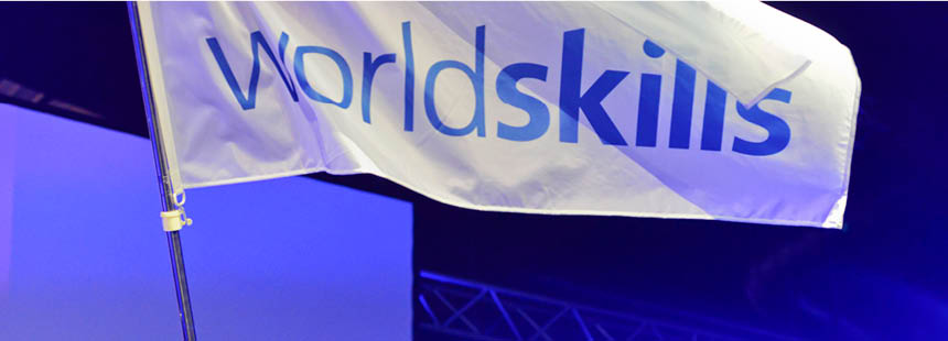 photo d'un drapeau flottant avec le logo de worlskills