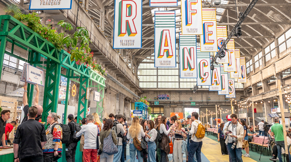 Des stands avec des gens pendant le Lyon Street Food Festival aux Grandes Locos