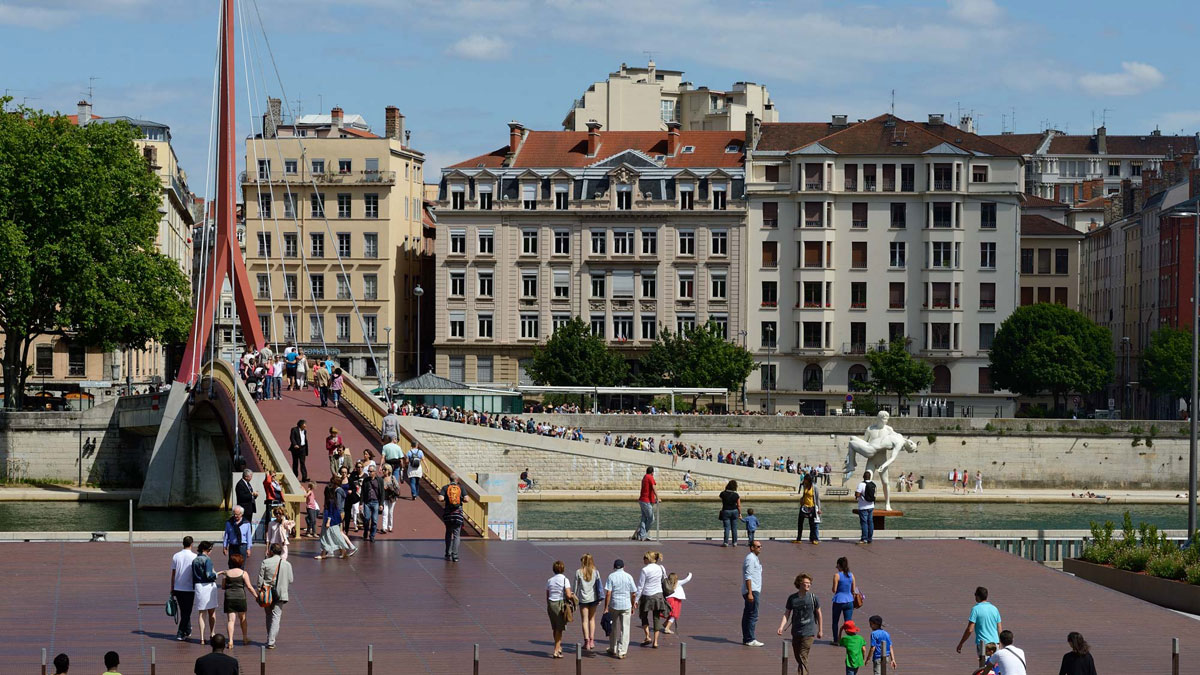 Les rives de Saône, le parvis du Palais de Justice