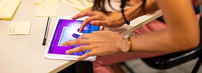 photo d'une femme écrivant sur une tablette