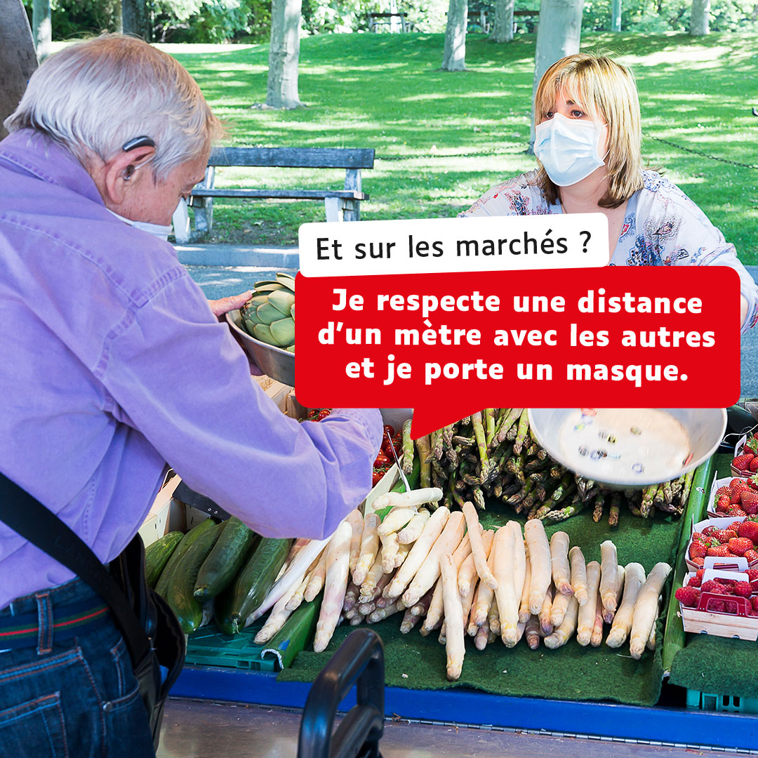 Les gestes barrières au marché : je respecte une distance d'un mètre avec les autres et je porte un masque Les gestes barrières au marché : je respecte une distance d'un mètre avec les autres et je porte un masque